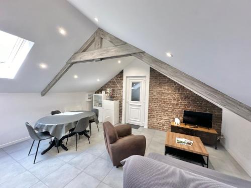 un salon avec une table, des chaises et un canapé dans l'établissement Appartements cosy - WIFI - Plage et commerces à 100m, à Berck-sur-Mer