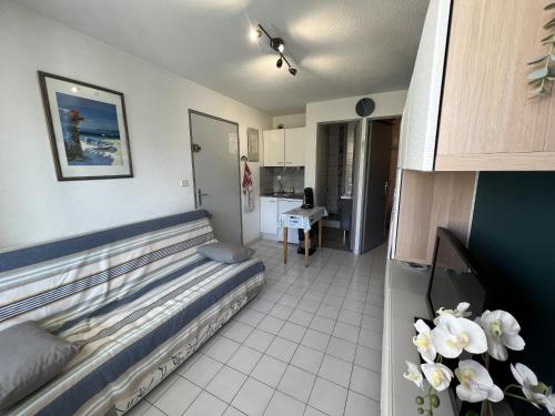 - une chambre avec un lit et des fleurs dans l'établissement Sol-y-days, Sables d'or, résidence avec piscine, studio cabine moderne avec balcon, à La Grande Motte