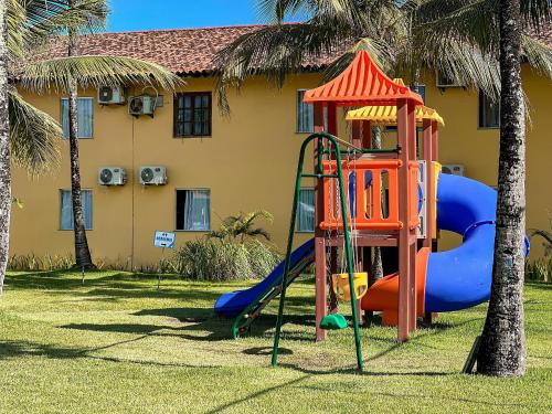 Kawasan permainan kanak-kanak di Suiíte com ar condicionado, frigobar e mesa para trabalho. Localizada no Hotel Porto Belo Park, com parque aquático (sem custo para a utilização), quadras, academia, espaço kids, a aproximadamente 200 m praia de Taperapuã e do complexo Axé Mói.