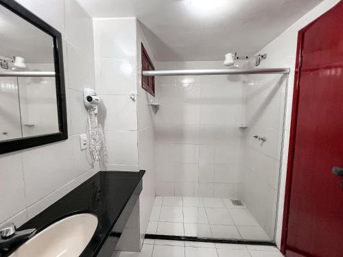 Bilik mandi di Suiíte com ar condicionado, frigobar e mesa para trabalho. Localizada no Hotel Porto Belo Park, com parque aquático (sem custo para a utilização), quadras, academia, espaço kids, a aproximadamente 200 m praia de Taperapuã e do complexo Axé Mói.