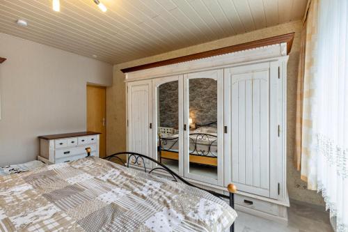 a bedroom with a bed and a window at Familienhaus in Arnsdorf