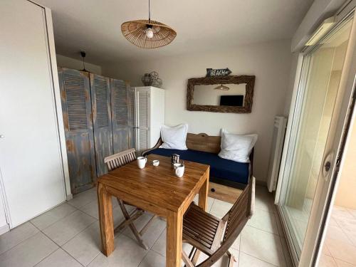 un salon avec une table et un canapé dans l'établissement Studio face mer Saint Pierre La Mer 2BR203, à Saint Pierre La Mer