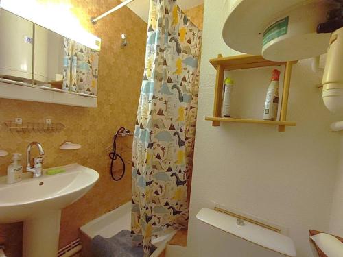 une salle de bain avec un lavabo et un rideau de douche dans l'établissement Appartement T2 avec loggia à 100m de la plage - 4SEN119 St Pierre, à Saint Pierre La Mer