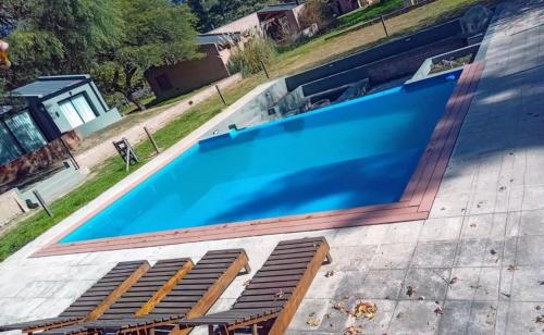 an overhead view of a swimming pool with loungers at Casa Las Magnolias Villa General Belgrano in Villa General Belgrano