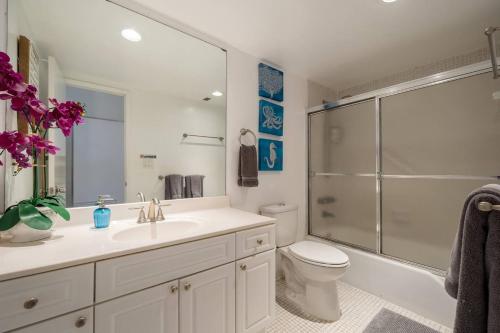 W łazience znajduje się umywalka, toaleta i prysznic. w obiekcie Ocean Reserve Condominium w Miami Beach