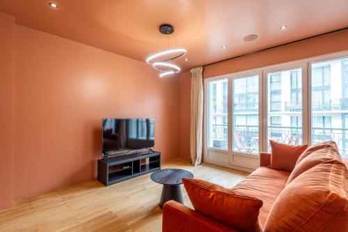 un salon avec un canapé et une télévision dans l'établissement L'OASIS T3 Centre ville, à Annecy