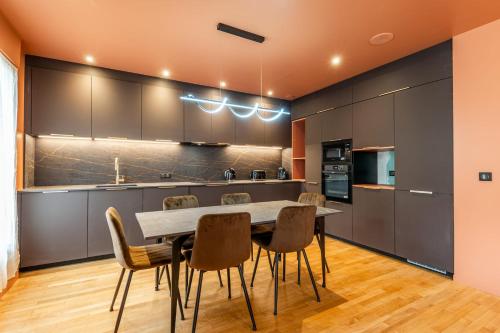 - une cuisine avec une table à manger et des chaises dans l'établissement L'OASIS T3 Centre ville, à Annecy