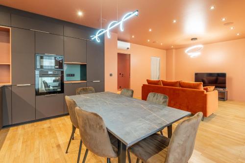 une cuisine et une salle à manger avec une table et des chaises dans l'établissement L'OASIS T3 Centre ville, à Annecy