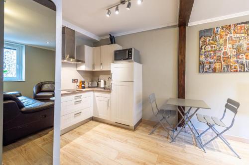 une cuisine et un salon avec une table et des chaises dans l'établissement T2 coeur de vieille ville, à Annecy