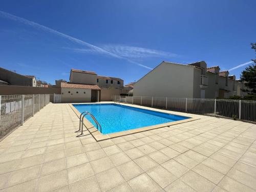 une piscine au milieu d'une cour dans l'établissement Appartement Calme avec Terrasse, Piscine et Parking à 250m de la Plage - FR-1-324A-16, à Saint-Hilaire-de-Riez