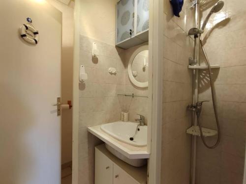 une salle de bain avec un lavabo et une douche dans l'établissement Appartement à 25m de la plage - 4LBM359 Narbonne Plage, à Narbonne-Plage