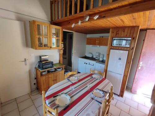 - une petite cuisine avec un lit dans une chambre dans l'établissement Appartement à 25m de la plage - 4LBM359 Narbonne Plage, à Narbonne-Plage