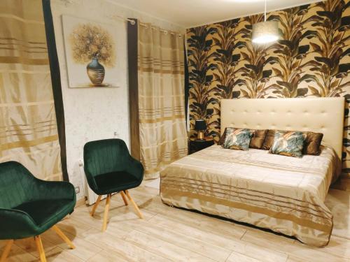 a bedroom with a bed and two chairs at Appart 1 ch rénové avec piscine in Morières-lès-Avignon