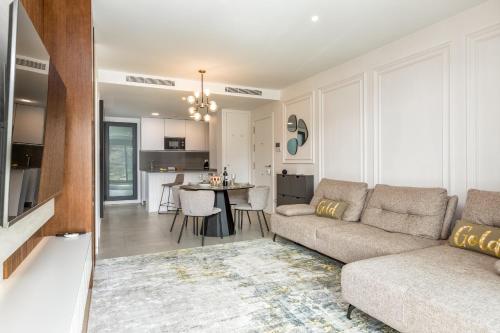 TV a/nebo společenská místnost v ubytování ViVi Homes - Sunny Views Wellness, Gym, Pool & Sea view