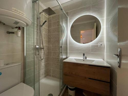 une salle de bain avec un lavabo et une douche avec un miroir dans l'établissement Appartement T2 Cabine à 200m de la plage à Saint Pierre la mer 4OLIV70, à Saint Pierre La Mer