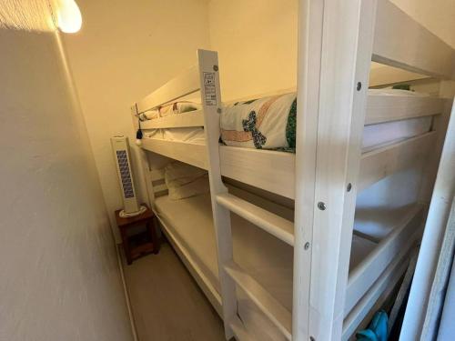 - un lit superposé blanc dans une petite chambre dans l'établissement Appartement T2 Cabine à 200m de la plage à Saint Pierre la mer 4OLIV70, à Saint Pierre La Mer