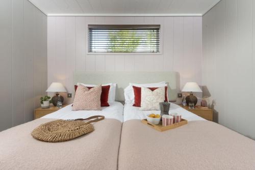 Ένα ή περισσότερα κρεβάτια σε δωμάτιο στο Blackbird Lodge, Strawberryfield Park