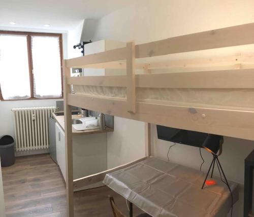 Ce lit superposé se trouve dans un dortoir doté d'un bureau. dans l'établissement Studio GUITAR, à Chambéry