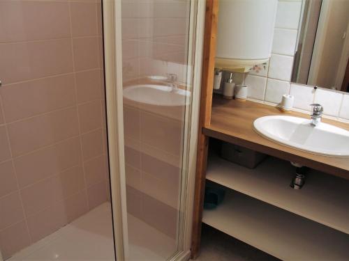 une salle de bain avec douche et lavabo dans l'établissement Appartement 3 pièces sud au centre du village, proche remontées, commerces et activités. - FR-1-459-36, à La Clusaz