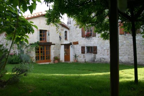 an external view of a stone house with a yard at Domaine Les Miquels in Castelnau-de-Montmiral