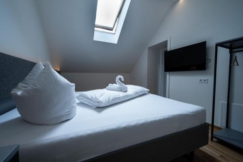 a bed with two swans sitting on top of it at Gasthaus Rössle in Nenzing