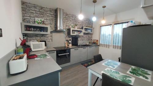 una cucina con un tavolo e un piano di lavoro di Chez LOLO CHAMBRE DOUBLE 14,60 M2 a Pessac