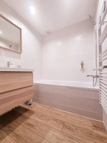 a bathroom with a sink and a bath tub at Villa Provençale in Beaumes-de-Venise