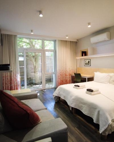 a hotel room with a bed and a couch at Laanhof Studios in Stellenbosch