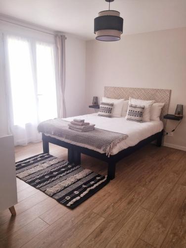 a bedroom with a large bed with a table at Villa Provençale in Beaumes-de-Venise