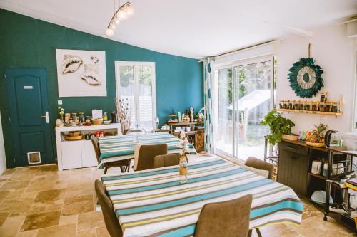 MonestierにあるLa Grange de Cablancの部屋に3つのテーブルと椅子があるダイニングルーム