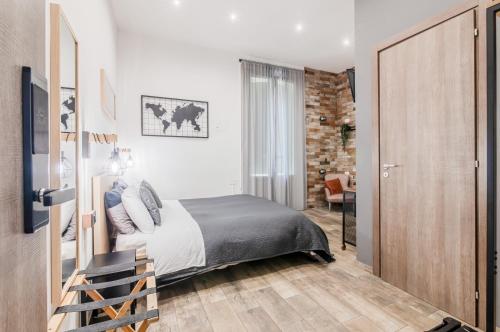 een slaapkamer met een bed in een kamer bij Panurban Rooms by Wonderful Italy in Palermo