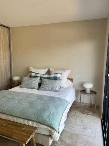 une chambre avec un grand lit avec des oreillers dans l'établissement Villa PERNOISE, à Pernes-les-Fontaines