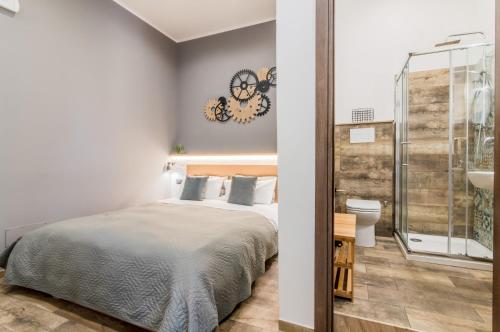 een slaapkamer met een bed en een badkamer bij Panurban Rooms by Wonderful Italy in Palermo