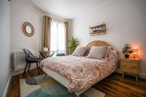 une chambre avec un lit, un bureau et une fenêtre dans l'établissement Tranquil retreat in the 16th arrondissement, à Paris