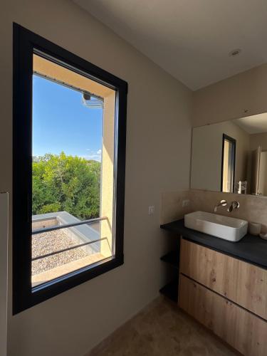 une salle de bain avec un lavabo et une grande fenêtre dans l'établissement Villa PERNOISE, à Pernes-les-Fontaines