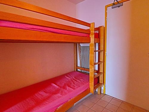une chambre avec deux lits superposés dans une pièce dans l'établissement Studio cabine 4 pers, accès plage, piscine, parking - FR-1-472A-148, à Sète