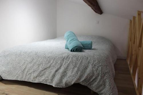 un letto con una coperta blu sopra di Studio avec Mezzanine pour 4 a Royat
