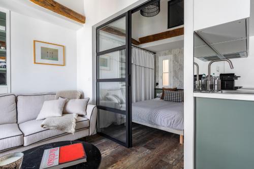 - un salon avec un canapé et une chambre dans l'établissement Charming newly renovated apartment in the heart of Paris St Germain des Pres, à Paris