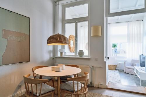 a small dining room with a table and chairs at Ferien Domizil 25 in Norderney