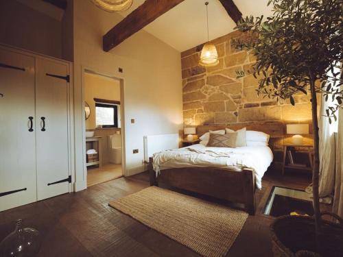 Postel nebo postele na pokoji v ubytování The Old Timber Store