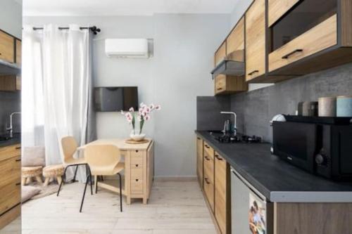 Small studio under Acropolis B!