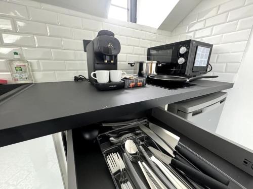 - un comptoir de cuisine avec une cafetière dans l'établissement L'étoile de Seine 77 Appartement 1, à Dammarie-les-Lys