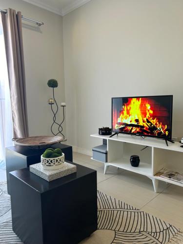 Μια τηλεόραση ή/και κέντρο ψυχαγωγίας στο Lovely Apartment in Roodepoort