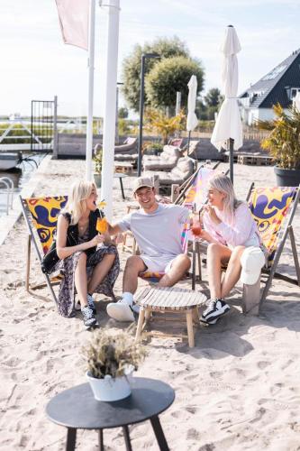 Hosté ubytování Welcome in - Beneden appartement direct aan het Sneekermeer met tuin