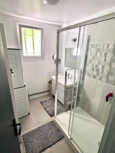 La salle de bains est pourvue d'une douche et d'un lit bébé. dans l'établissement Cocon de verdure avec Piscine privée, à Cunèges