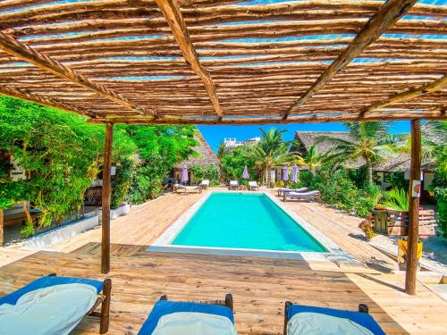 Piscina di Ananda Beach Hotel o nelle vicinanze
