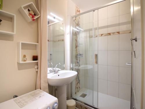 une salle de bain avec douche et lavabo dans l'établissement T2 avec balcon, parking, wifi à 300m centre Mont-Dore - FR-1-608-130, à Le Mont-Dore