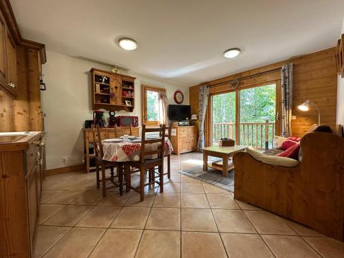 une cuisine et un salon avec une table et des chaises dans l'établissement Appartement de Standing en Centre-Ville, Calme et Confort à Samoëns - FR-1-624-31, à Samoëns