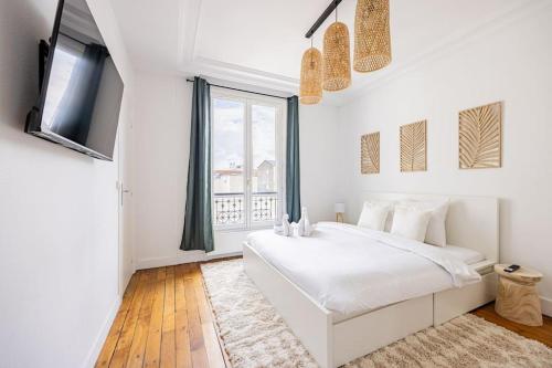 une chambre blanche avec un lit et une fenêtre dans l'établissement Apartment 2 Bedrooms#2 Bathrooms#Paris 14#Alesia, à Paris