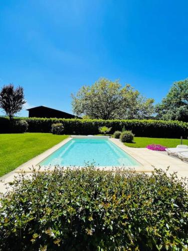 une piscine au milieu d'une cour dans l'établissement Maison